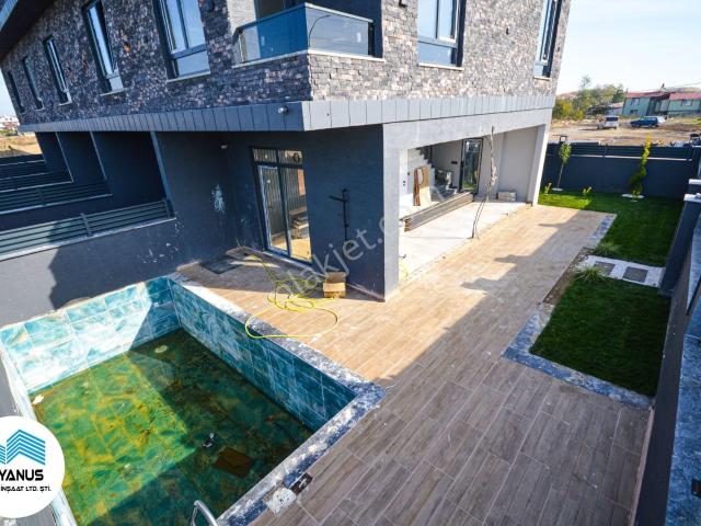 Kocaali Merkez Yalı Mah De Havuzlu Köşe Parsel 3+1 Villa