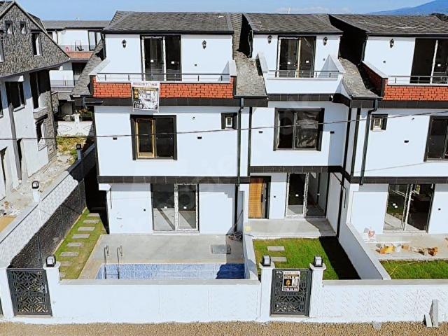 KOCAALİ ALANDERE'DE 4+1 HAVUZLU VİLLALAR