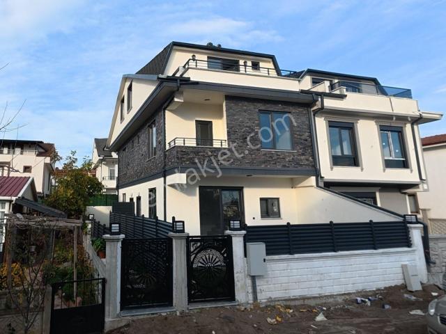 Kocaali De Modern Tasarımlı, Bahçeli 3+1 Villa