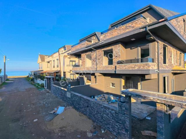 Kocaali De Deniz Manzaralı Ön Cephe Taş Detaylı 3+1 Villa