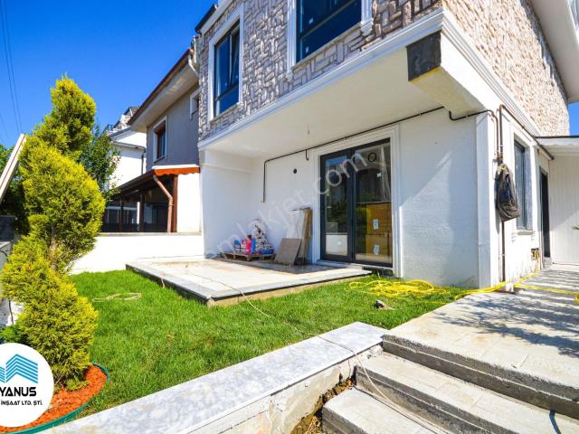 Kocaali De Deniz Gören Yeterli Bahçe Alanlı 3+1 Şık Villa