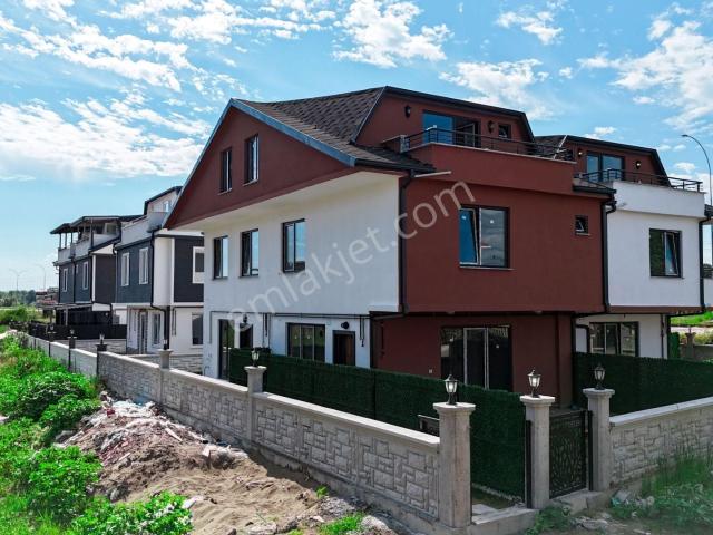 Kocaali De Deniz Kenarında Bahçeli 3+1 Villa