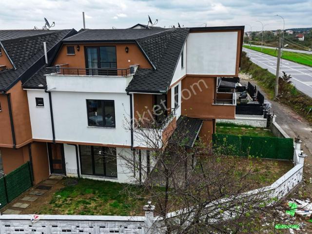 Kocaali De Hem Villa Hem Arsa Köşe Parselde 3+1 Villa