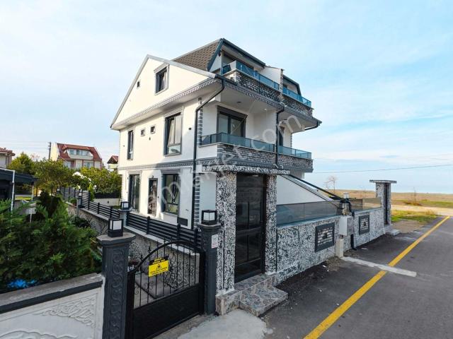 Kocaali’de Satılık 3+1 Villa Denize Sıfır Havuzlu