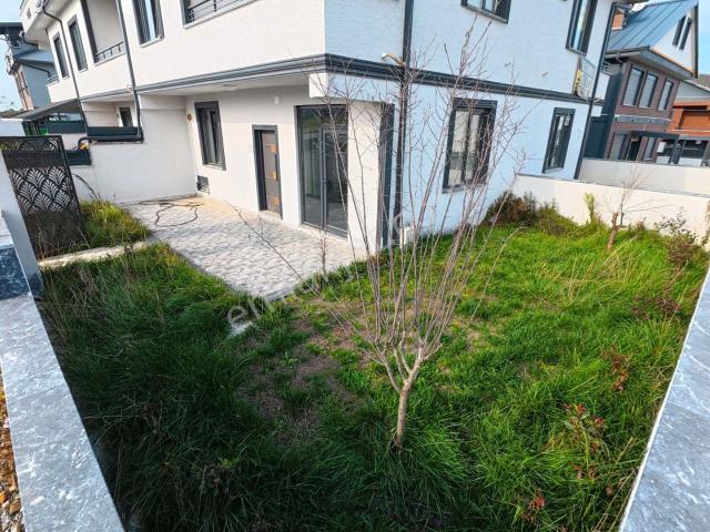 Kocaali De Ultra Bahçeli Kapalı Mutfak Köşe Parsel Denize Yakın Villa