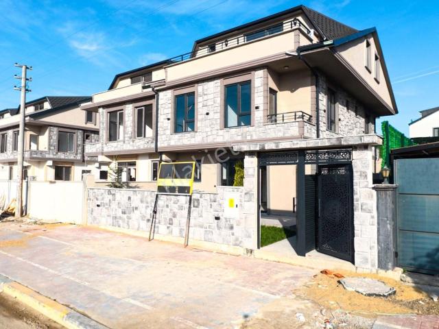 Kocaali De Yalı Mah De Geniş Bahçeli Ön Cephe 3+1 Şık Villa