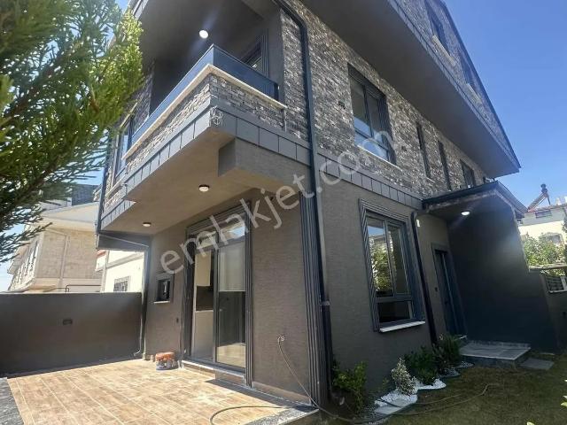 Kocaali Sahilinde Denize Birkaç Adım Mesafede Satılık Villa