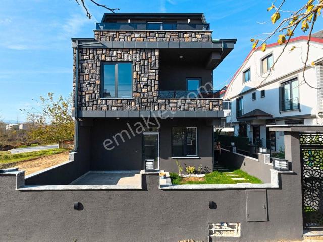 Kocaali Yalı Mah De Büyük Bahçeli Taş Detaylı 3+1 Villa