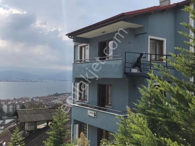 Kocaeli İzmit'te Satılık Deniz Manzaralı 4 Katlı Bina