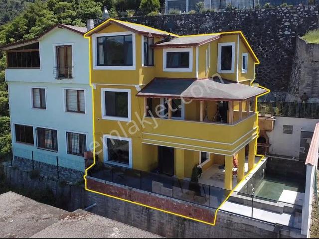Kocaeli Karamürsel Özel Tasarım Havuzlu Tripleks Lüks Villa
