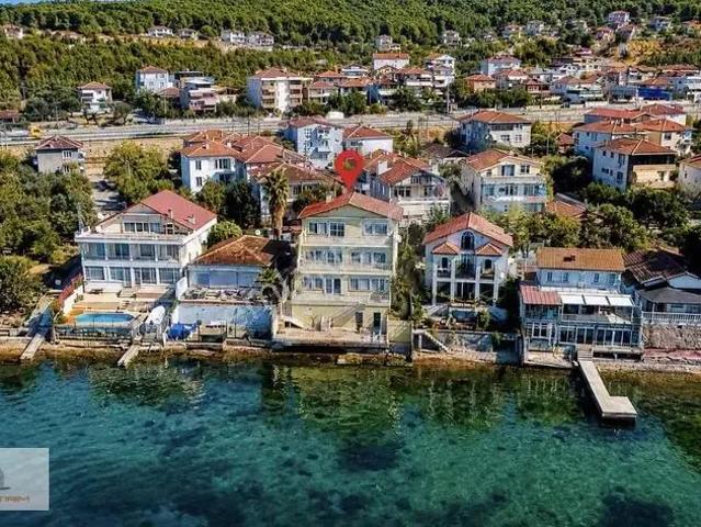 Kocaeli Körfez Kirazlıyalıda Kayıkhaneli 3 Katlı Yalı