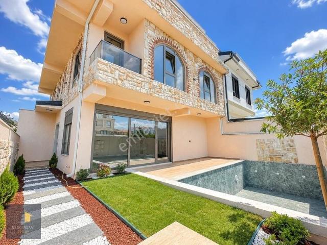 Kocali'nin Merkezinde Denize 50 Metre Mesafede 4+1 Lüks Villa