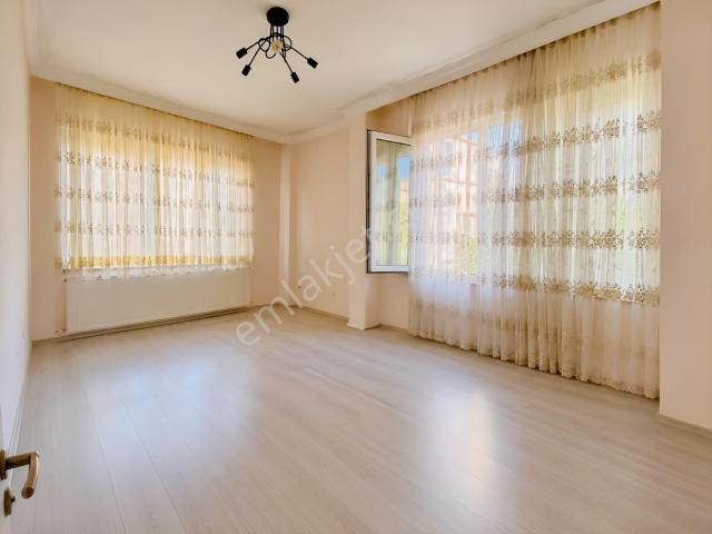 Kocamustafapaşa Da Merkezi Konumda Ara Kat 80 M2