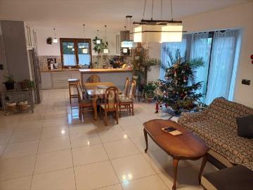 Nowoczesny dom 230 m2 z ogrodem i panelami fotowoltaicznymi