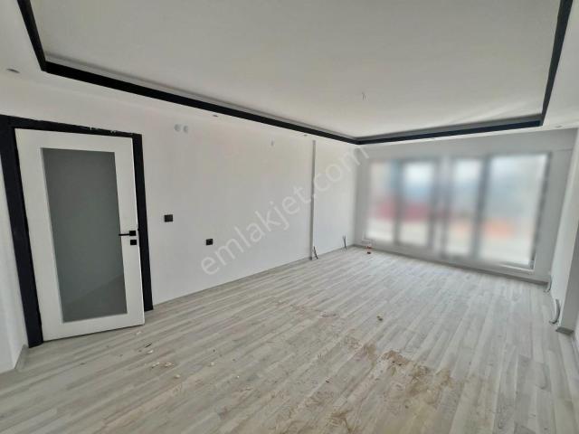 Kod 3241 Abdurrahmangazi Mah. Caddeye Cephe Geniş Balkonlu 2+1