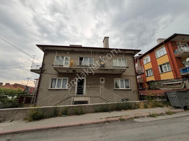 Kolçan Emlak'tan Maltepe Cami Yakını Satılık 3 Katlı Müstakil Ev
