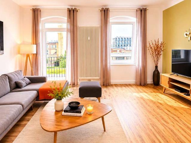 Kollwitzkiez: möblierte 2 Zimmer Altbauwohnung mit Wohnküche & Südost Balkon – provisionsfrei