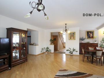 Przestronny dom z garażami, ogród i taras — idealny!