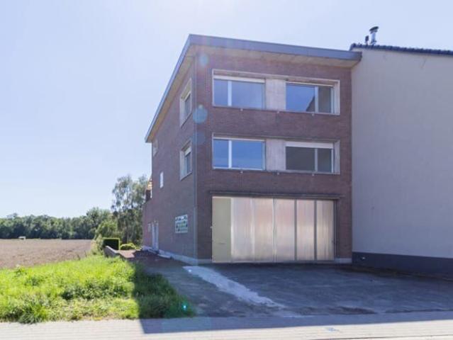KORTENBERG zeer ruime driegevel woning op perceel van 11a