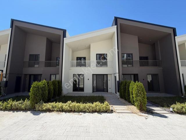 Korucukta Vadesiz Taksitle Satılık Modern Lüks 4+1 Villa!