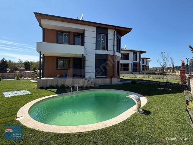 Körfez Kalburcu da 4+1 özel havuz ve bahçeli Satılık Villa