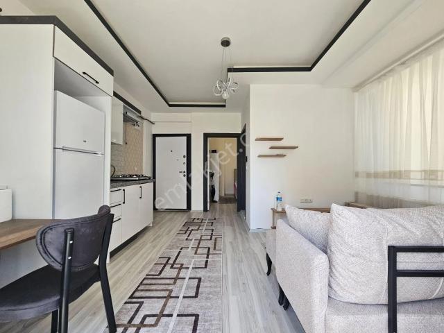 Körfez'de Tramvaya 400 Metre Mesafede Eşyalı 1+1 Kiralık Daire