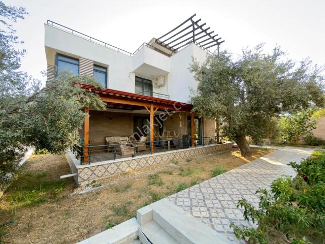 ▶ ▶ Körfez'den Karaağaç'ta Denize 300 Metre Site İçerisinde Havuzlu Müstakil Villa