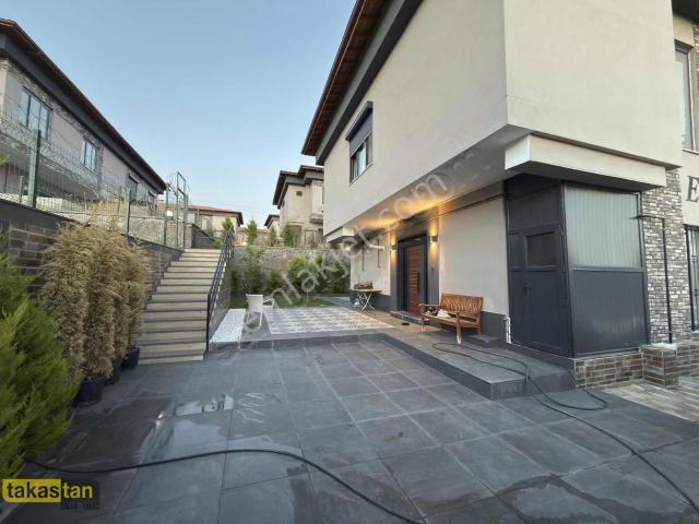 Körkün Merkezi Konumda Site İçerisinde Lüx 4+1 Villa