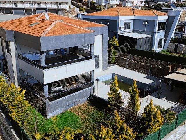 Körkünde Bölgenin Üzerinde Ekstralarla Dolu 7+1 Satılık Villa