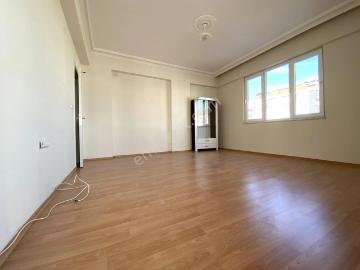 Korkuteli Yeni Mahalle'de Ana Cadde Üzerinde Geniş 2+1 Kiralık