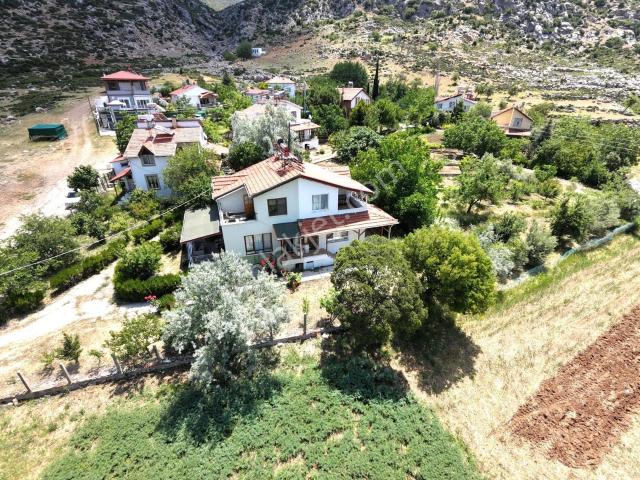 Korkuteli'nde Satılık Eşyalı 2+1 Dublex Müstakil Bahçeli Villa