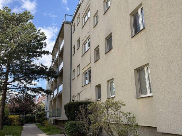 Korneuburg ! Schöne geräumige 2 Zi Wohnung mit Loggia Nähe Zentrum und Bahnhof in gepflegter Wohnhausanlage !