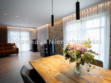 Nowoczesny dom z lokalem i tarasami z jacuzzi w centrum