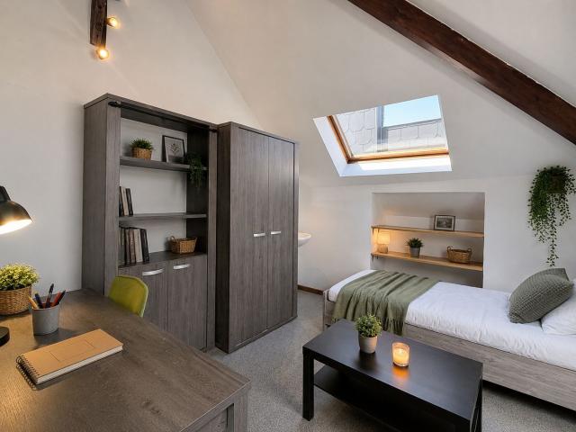 Kot 1 BedRoom Mons Girl Only