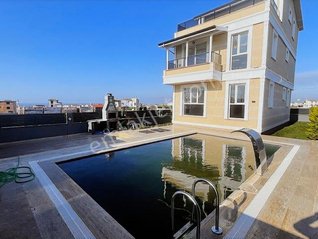 koyuncu Gyrm^yeniçiftlikte Havuzlu Deniz Manzaralı 5+1 Villa