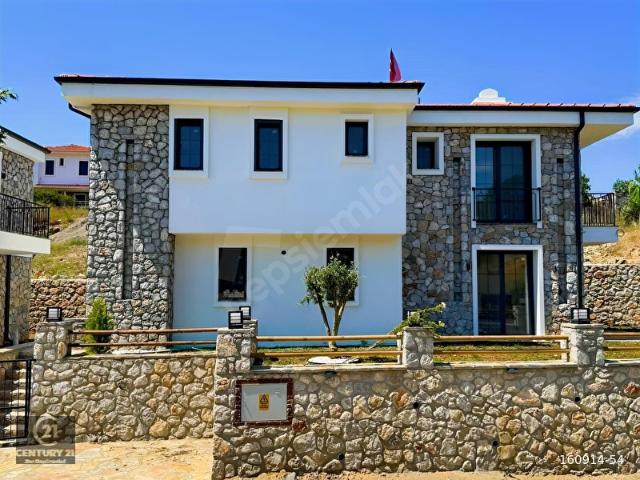 Köy İçinde Modern ve Seçkin Yaşam Oturuma Hazır 3+1 Lüks Villa