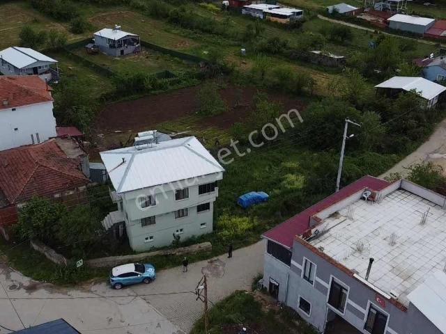Köy Meydanında Mustakil Ev