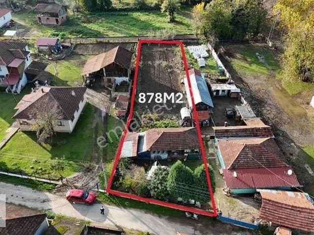 Köy Merkezinde 878 M2 İmarlı Arsa Ve Satılık Eski Ev