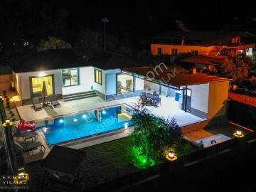 Köyceğiz'de Göl Manzaralı, Havuzlu, Eşyalı Villa