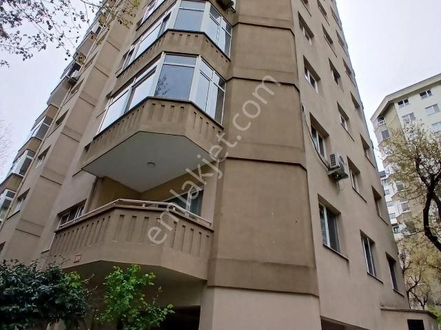 Kozyatağı'nda Site İçinde Satılık Geniş 3+1 Daire