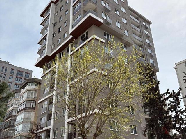 KOZYATAĞI'NDA METROYA ÇOK YAKIN SIFIR BİNADA BALKONLU SATILIK 2+1
