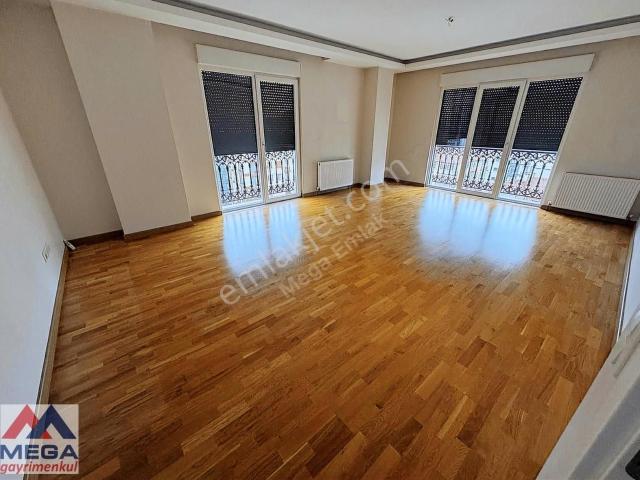 Kozyatağı Köşe Binada Satılık 3+1 Daire, 105m², Kapalı Otoparklı