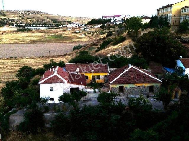 Kozaklı Merkez’de 930 M² Bahçeli, 10 Odalı, 3 Adet 1+1 İçeren Yatırımlık Taşınmaz