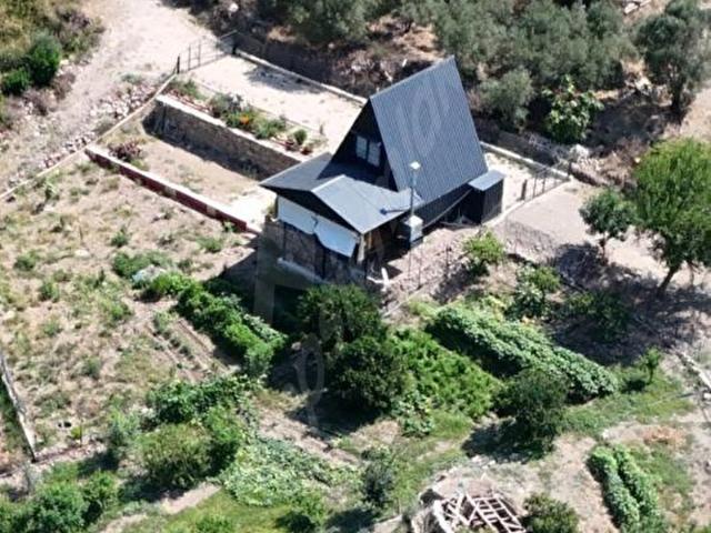 KOZAN BARAJ MANZARALI 516 m ARSA İÇİNDE BUNGALOV EV