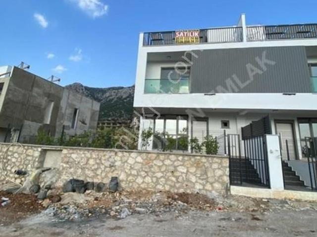 Kozan Divan Emlak'tan Ağlıboğaz'da Lüks Kenar 4+1 Villa