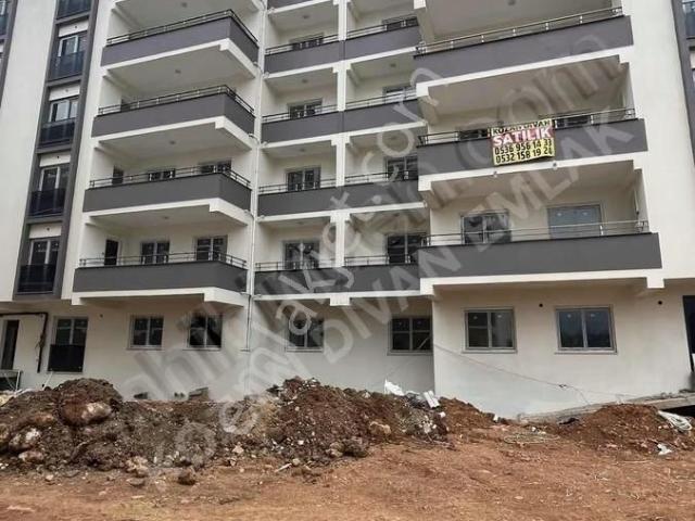 Kozan Divan Emlak'tan Şeker Gross Arkası Az Katlı 4+0