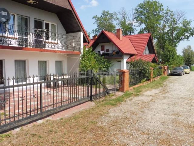 Dwupokoleniowe domy w Kozinie z widokiem na jezioro