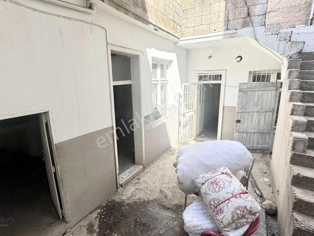 Kozlucada Kat Mülkiyetli Merkezi Konumda Müstakil 2+1 Satılık Ev