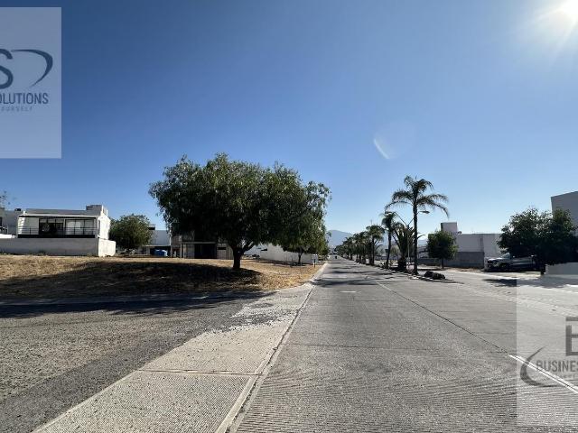 KL/ BONITO TERRENO EN VENTA, EN ESQUINA. PRIVADA CON VIGILANCIA