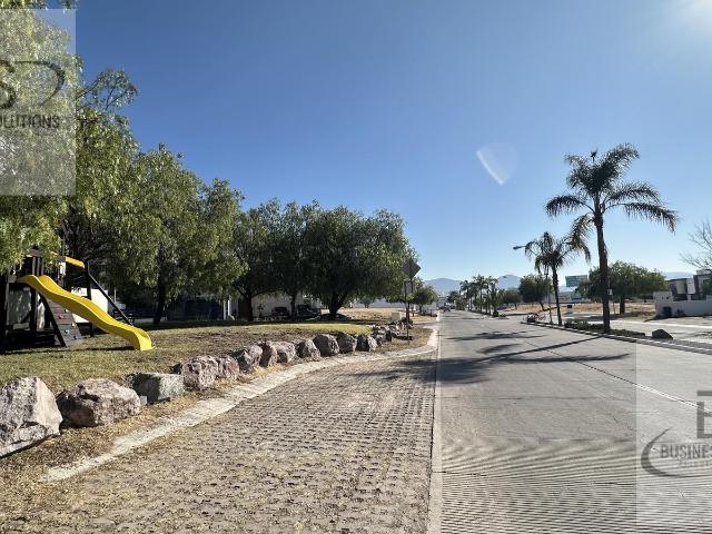 KL/ BONITO TERRENO EN VENTA, EN ESQUINA. PRIVADA CON VIGILANCIA